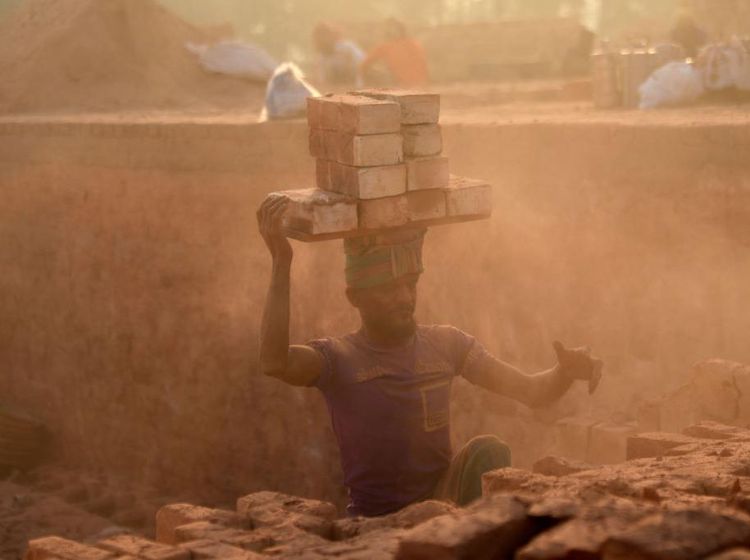Potret Kerja Keras Buruh Batu Bata di Bangladesh
