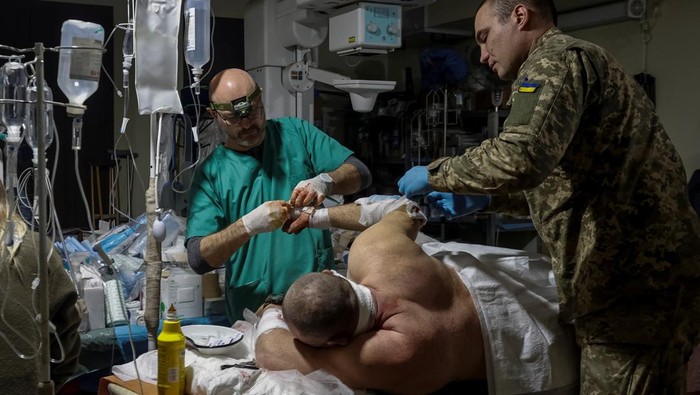 SENSITIVE MATERIAL. THIS IMAGE MAY OFFEND OR DISTURB Healthcare workers treat a wounded Ukrainian serviceman in a pre-hospital medical aid centre, as Russia's attack on Ukraine continues, in Donetsk region, Ukraine November 22, 2022.  Radio Free Europe/Radio Liberty/Serhii Nuzhnenko via REUTERS