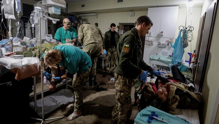 SENSITIVE MATERIAL. THIS IMAGE MAY OFFEND OR DISTURB Healthcare workers treat a wounded Ukrainian serviceman and a local resident in a pre-hospital medical aid centre, as Russia's attack on Ukraine continues, in Donetsk region, Ukraine November 22, 2022.  Radio Free Europe/Radio Liberty/Serhii Nuzhnenko via REUTERS     TPX IMAGES OF THE DAY