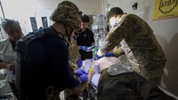Petugas kesehatan merawat tentara Ukraina yang terluka di pusat bantuan medis pra-rumah sakit, saat serangan Rusia terhadap Ukraina berlanjut, di wilayah Donetsk, Ukraina. Reuters/Anna Kudriavtseva