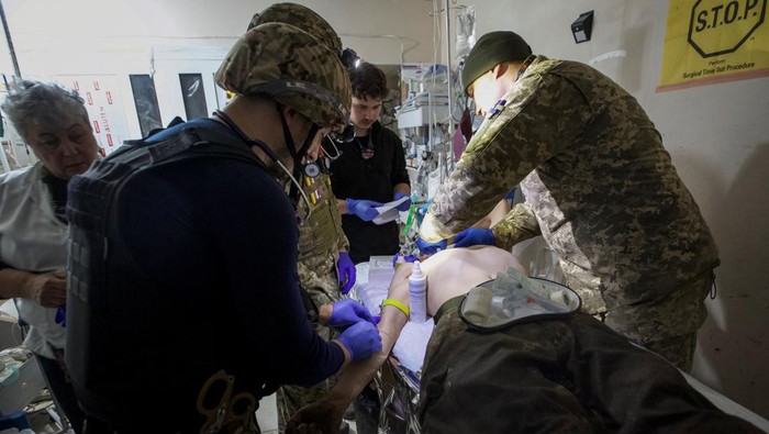 Healthcare workers treat a wounded Ukrainian serviceman in a pre-hospital medical aid centre, as Russia's attack on Ukraine continues, in Donetsk region, Ukraine November 17, 2022.  REUTERS/Anna Kudriavtseva