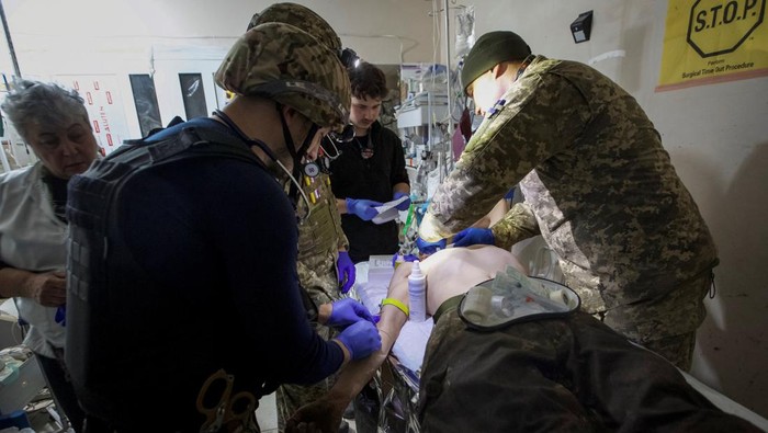 Potret Kesibukan Tim Medis Ukraina Saat Invasi Rusia Terus Berlanjut Healthcare workers treat a wounded Ukrainian serviceman in a pre-hospital medical aid centre, as Russia's attack on Ukraine continues, in Donetsk region, Ukraine November 17, 2022. REUTERS/Anna Kudriavtseva