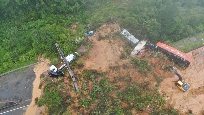 An aerial view shows a landslide in BR-376 federal road after heavy rains in Guaratuba, in Parana state, Brazil November 29, 2022. Corpo de Bombeiros Militar de Santa Catarina/Handout via REUTERS   ATTENTION EDITORS - THIS IMAGE HAS BEEN SUPPLIED BY A THIRD PARTY. NO RESALES. NO ARCHIVES
