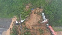 Longsor ini disebabkan hujan deras yang turun terus menerus.