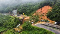 Tampak petugas berusaha membuka jalan dan mengevakuasi truk.