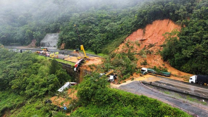 An aerial view shows a landslide in BR-376 federal road after heavy rains in Guaratuba, in Parana state, Brazil November 29, 2022. Corpo de Bombeiros Militar de Santa Catarina/Handout via REUTERS   ATTENTION EDITORS - THIS IMAGE HAS BEEN SUPPLIED BY A THIRD PARTY. NO RESALES. NO ARCHIVES