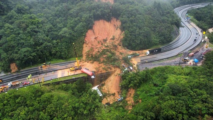 An aerial view shows a landslide in BR-376 federal road after heavy rains in Guaratuba, in Parana state, Brazil November 29, 2022. Corpo de Bombeiros Militar de Santa Catarina/Handout via REUTERS   ATTENTION EDITORS - THIS IMAGE HAS BEEN SUPPLIED BY A THIRD PARTY. NO RESALES. NO ARCHIVES