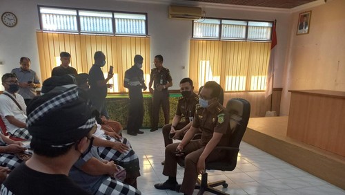 Prajuru Adat Desa Tamblang mendatangi kantor Kejaksaan Negeri Buleleng, Kamis (1/12/2022).