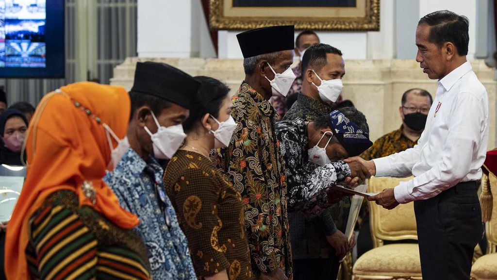 Momen Jokowi Bagi-bagi 1,5 Juta Sertifikat ke Masyarakat