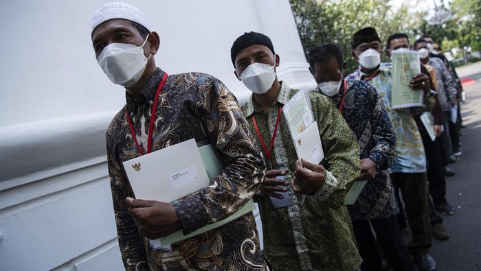 PRESIDEN BAGIKAN 1,5 JUTA SERTIFIKAT TANAH Warga antre memasuki Istana Negara untuk mengikuti Penyerahan Sertifikat Tanah untuk Rakyat Tahun 2022 secara Hybrid di Jakarta, Kamis (1/12/2022). Presiden membagikan 1,5 juta sertifikat tanah untuk rakyat secara hybrid baik yang diterima langsung di lstana Negara maupun yang hadir secara daring di 34 provinsi. ANTARA FOTO/Sigid Kurniawan/rwa.