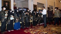 Jokowi membagikan sertifikat tanah kepada masyarakat di stana Negara, Jakarta, Kamis (1/12/2022).
