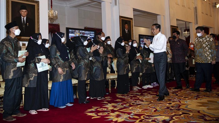PRESIDEN BAGIKAN 1,5 JUTA SERTIFIKAT TANAH Warga antre memasuki Istana Negara untuk mengikuti Penyerahan Sertifikat Tanah untuk Rakyat Tahun 2022 secara Hybrid di Jakarta, Kamis (1/12/2022). Presiden membagikan 1,5 juta sertifikat tanah untuk rakyat secara hybrid baik yang diterima langsung di lstana Negara maupun yang hadir secara daring di 34 provinsi. ANTARA FOTO/Sigid Kurniawan/rwa.