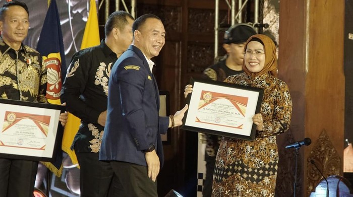 Ratu Tatu dapat penghargaan soal Karang Taruna.