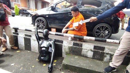 Salah satu adegan rekonstruksi pembunuhan Gusti Mirah di Polda Bali Kamis (1/12/2022).