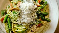 Resep Spaghetti Saus Pesto dan Sayuran ala Restoran yang Segar Gurih