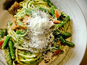 Resep Spaghetti Saus Pesto dan Sayuran ala Restoran yang Segar Gurih