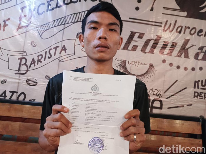 Ridwan Simamora, pria yang mengaku dipukul, ditahan hingga diancam pakai pistol karena dituduh mencuri