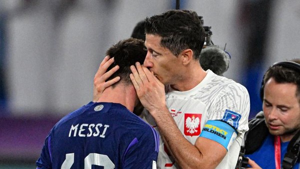 Momen Bisik-bisik Lewandowski dan Messi