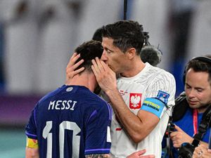 Momen Bisik-bisik Lewandowski dan Messi