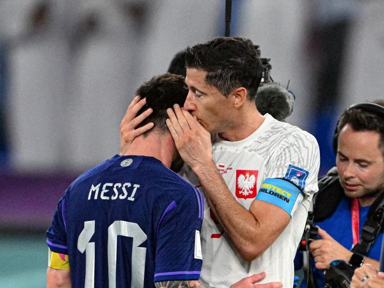 Momen Bisik-bisik Lewandowski dan Messi