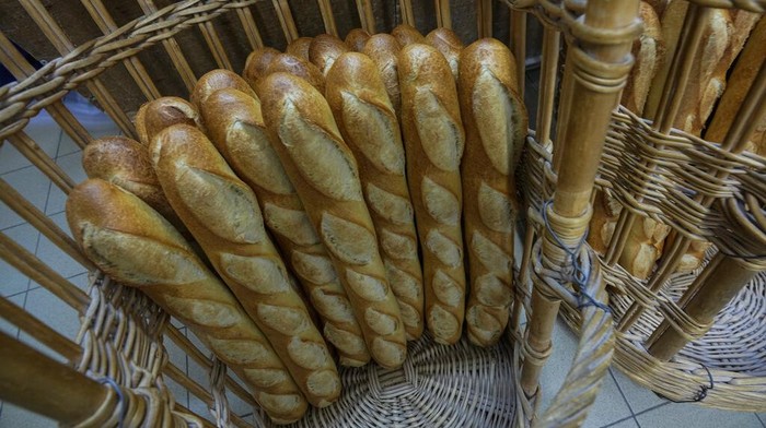 Roti Baguette Prancis Sah Masuk Warisan UNESCO Baguettes in a basket are pictured at a bakery, in Versailles, west of Paris, Tuesday, Nov. 29, 2022. The humble baguette -- the crunchy ambassador for French baking around the world -- is being added to the U.N.'s list of intangible cultural heritage as a cherished tradition to be preserved by humanity. UNESCO experts gathering Wednesday Nov. 30, 2022 in Morocco decided that the simple French flute deserved U.N. recognition. (AP Photo/Michel Euler)
