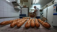 Baguette, roti yang lembut dan memanjang dengan kerak yang renyah, adalah simbol Prancis di seluruh dunia.