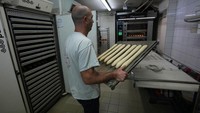 Baguette dibuat hanya dengan tepung, air, garam dan ragi. Adonan baguette harus didiamkan selama 15 hingga 20 jam pada suhu antara 4 dan 6 derajat Celcius (39 hingga 43 derajat Fahrenheit).