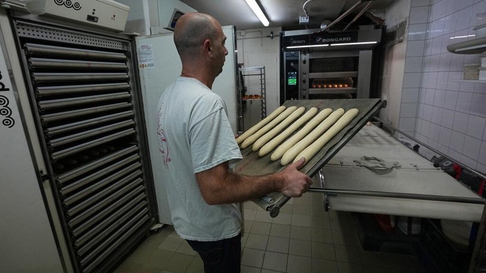 Roti Baguette Prancis Sah Masuk Warisan UNESCO Baguettes in a basket are pictured at a bakery, in Versailles, west of Paris, Tuesday, Nov. 29, 2022. The humble baguette -- the crunchy ambassador for French baking around the world -- is being added to the U.N.'s list of intangible cultural heritage as a cherished tradition to be preserved by humanity. UNESCO experts gathering Wednesday Nov. 30, 2022 in Morocco decided that the simple French flute deserved U.N. recognition. (AP Photo/Michel Euler)