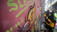 Pelajar Sekolah Luar Biasa (SLB) Negeri Karanganyar mengikuti kegiatan workshop menggambar mural di kawasan Jalan Gatot Subroto, Solo, Jawa Tengah, Kamis (1/12/2022).