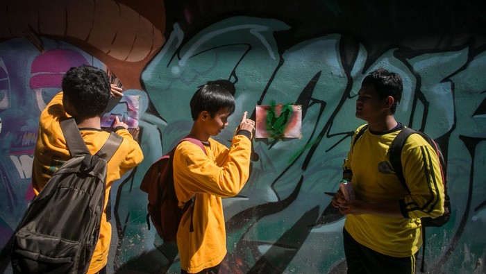 Pelajar Sekolah Luar Biasa (SLB) Negeri Karanganyar mengikuti kegiatan workshop menggambar mural di kawasan Jalan Gatot Subroto, Solo, Jawa Tengah, Kamis (1/12/2022). Kegiatan tersebut dalam rangka menyambut Hari Disabilitas Internasional sekaligus mengenalkan seni mural kepada siswa. ANTARA FOTO/Mohammad Ayudha/rwa.