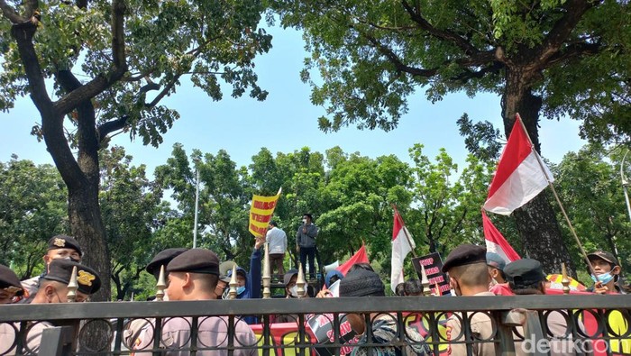 Sejumlah mahasiswa menggelar aksi demonstrasi di Balai Kota DKI Jakarta. Mereka menolak acara Reuni 212 digelar di Masjid At-Tin, Jakarta Timur. (Anggi M/detikcom)
