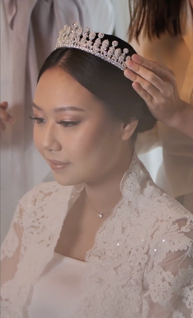 Sisca memilih riasan wajah bernuansa nude yang membuat wajahnya terlihat cantik natural. Rambutnya tampak rapih disanggul ke belakang dan dipercantik dengan mahkota di atas kepalanya. Foto: Instagram/@siscakohl