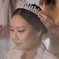 Sisca memilih riasan wajah bernuansa nude yang membuat wajahnya terlihat cantik natural. Rambutnya tampak rapih disanggul ke belakang dan dipercantik dengan mahkota di atas kepalanya. Foto: Instagram/@siscakohl