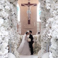 Dalam foto-foto yang sibagikan terlihat gereja tempat pernikahan Sisca dan Jess dipenuhi dengan begitu banyak bunga berwarna putih. Mulai dari altar hingga lorong tempat pengantin berjalan tampak begitu cantik didekorasi dengan bunga anggrek putih. Foto: Instagram/@siscakohl