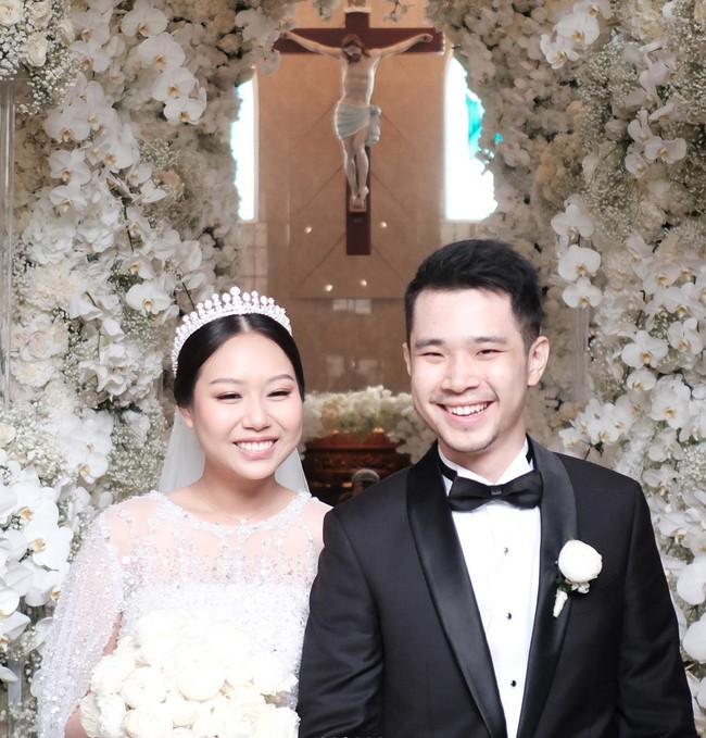 Sisca Kohl tampil cantik mempesona mengenakan gaun pengantin putih yang dipenuhi dengan payet. Sementara Jess No Limit gagah mengenakan kemeja putih yang dipadukan dengan setelan jas berwarna hitam. Penampilannya itu kemudian dilengkapi dengan dasi kupu-kupu berwarna senada. Foto: Instagram/@siscakohl