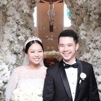 Sisca Kohl tampil cantik mempesona mengenakan gaun pengantin putih yang dipenuhi dengan payet. Sementara Jess No Limit gagah mengenakan kemeja putih yang dipadukan dengan setelan jas berwarna hitam. Penampilannya itu kemudian dilengkapi dengan dasi kupu-kupu berwarna senada. Foto: Instagram/@siscakohl