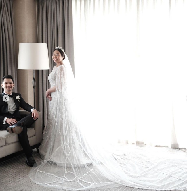 Gaun pengantin dan veil yang dikenakan oleh Sisca tampak cukup panjang. Aura cantiknya pun semakin terpancar dengan senyuman yang terus diperlihatkan Sisca di momen bahagianya itu. Foto: Instagram/@siscakohl