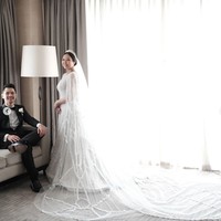 Gaun pengantin dan veil yang dikenakan oleh Sisca tampak cukup panjang. Aura cantiknya pun semakin terpancar dengan senyuman yang terus diperlihatkan Sisca di momen bahagianya itu. Foto: Instagram/@siscakohl