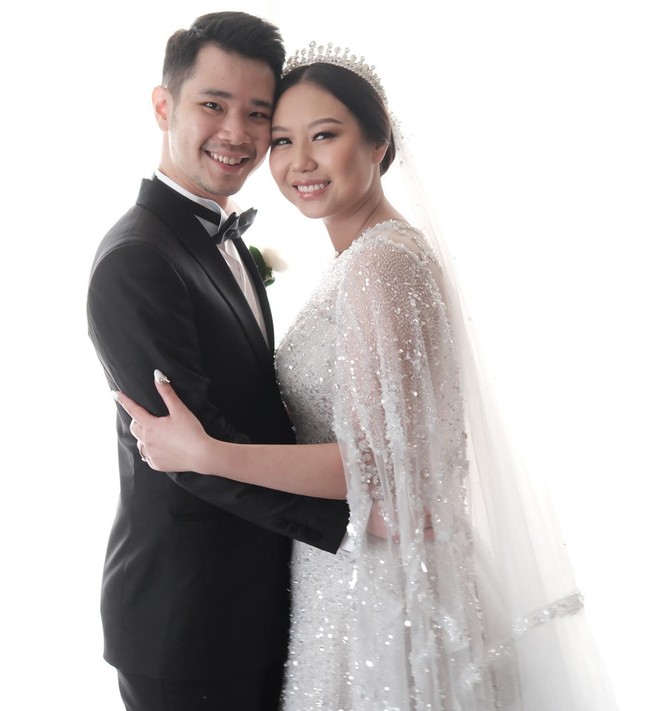 Sebelum resmi menikah, Sisca dan Jess No Limit memang sudah menjalani serangkaian prosesi, seperti prosesi Tingjing atau kalungan. Jess sendiri telah melamar Sisca terlebih dulu dengan memberikannya cincin berlian sebagai tanda keseriusannya. Foto: Instagram/@siscakohl