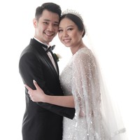 Sebelum resmi menikah, Sisca dan Jess No Limit memang sudah menjalani serangkaian prosesi, seperti prosesi Tingjing atau kalungan. Jess sendiri telah melamar Sisca terlebih dulu dengan memberikannya cincin berlian sebagai tanda keseriusannya. Foto: Instagram/@siscakohl