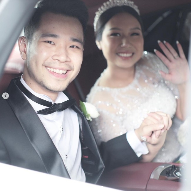 Unggahan Sisca dan Jess No Limit itupun langsung dibanjiri komentar selamat dan pujian dari netizen. “10.10.22 Officially Mr. & Mrs. No Limit. Forever Together No Limit. I love you forever my wife @siscakohl,” tulis keterangan dalam unggahan Jess No Limit. Foto: Instagram/@siscakohl