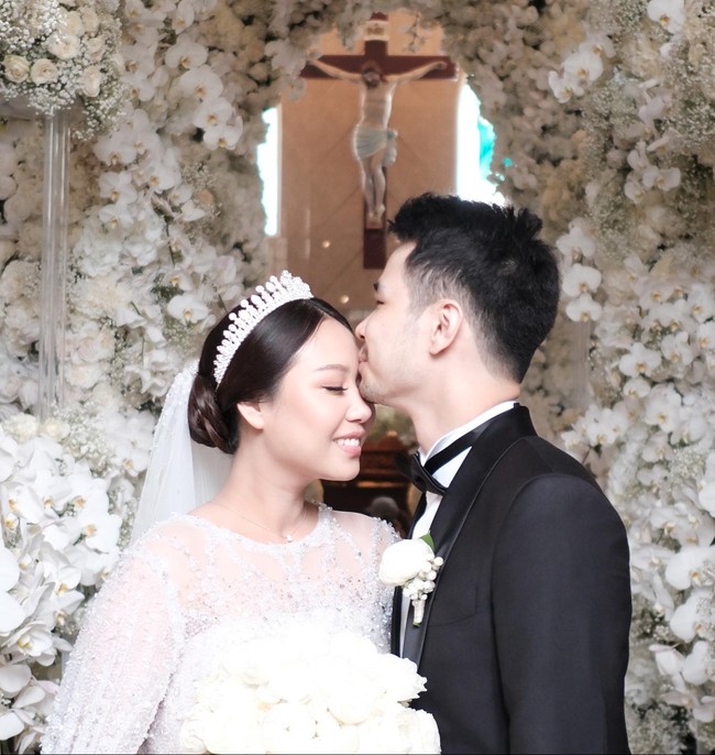 Pasangan YouTuber Sisca Kohl dan Jess No Limit sebelumnya memang sempat mengaku sudah menikah. Hanya saja saat itu keduanya belum merilis foto-foto pernikahan mereka ke publik. Setelah berhasil membuat penasaran, akhirnya foto-foto pernikahan Sisca dan Jess kini terungkap. Foto: Instagram/@siscakohl