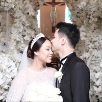 Pasangan YouTuber Sisca Kohl dan Jess No Limit sebelumnya memang sempat mengaku sudah menikah. Hanya saja saat itu keduanya belum merilis foto-foto pernikahan mereka ke publik. Setelah berhasil membuat penasaran, akhirnya foto-foto pernikahan Sisca dan Jess kini terungkap. Foto: Instagram/@siscakohl