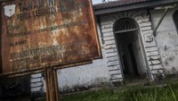 Situs cagar budaya penjara milik pemerintah Kolonial Belanda yang dibangun pada tahun 1848 tersebut kondisinya terbengkalai dengan lantai dipenuhi oleh rumput dan tembok yang rusak.