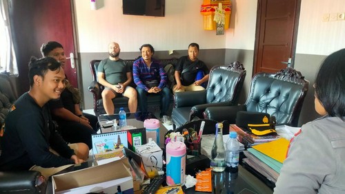 Stefan Durina (kepala plontos, menggunakan kaus hijau), saat diamankan Opsnal Reskrim Polsek Kuta Utara bersama personel NCN Interpol Polri transit di Mapolsek Kuta Utara, Kamis (1/12/2022). (Foto: Dok. Istimewa)