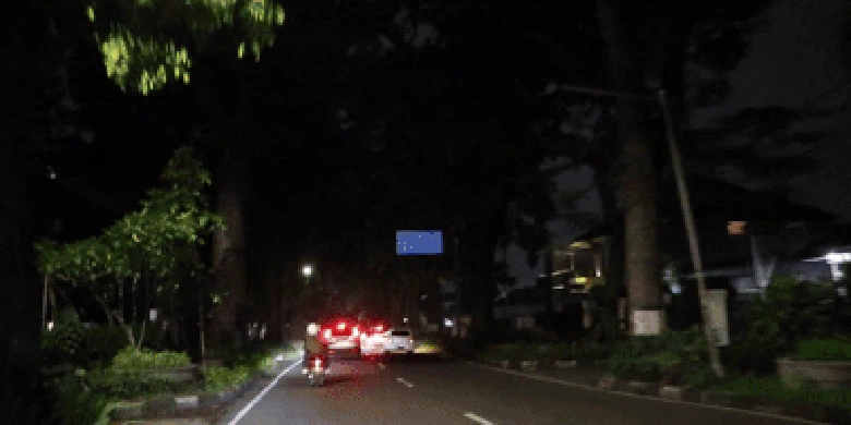 Suasana malam di Jalan Cipaganti, Bandung. Suasana malam di Jalan Cipaganti, Bandung.