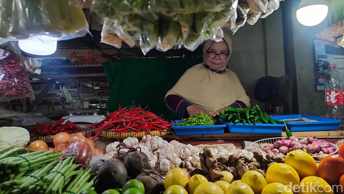 Suasana Pasar Mayestik Pedagang di Pasar Mayestik tengah merapihkan barang jualannya, Jakarta, Kamis (1/12/2022). Badan Pusat Statistik (BPS) mencatat angka inflasi November 5,42% secara tahunan atau year on year.
