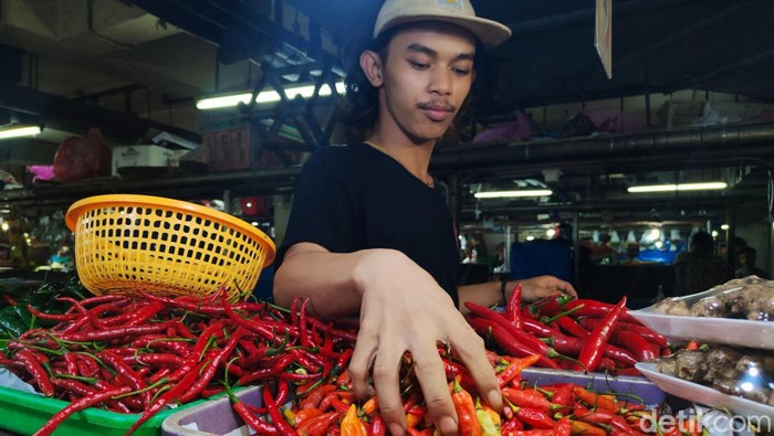 Pedagang di Pasar Mayestik tengah merapihkan barang jualannya, Jakarta, Kamis (1/12/2022). Badan Pusat Statistik (BPS) mencatat angka inflasi November 5,42% secara tahunan atau year on year.