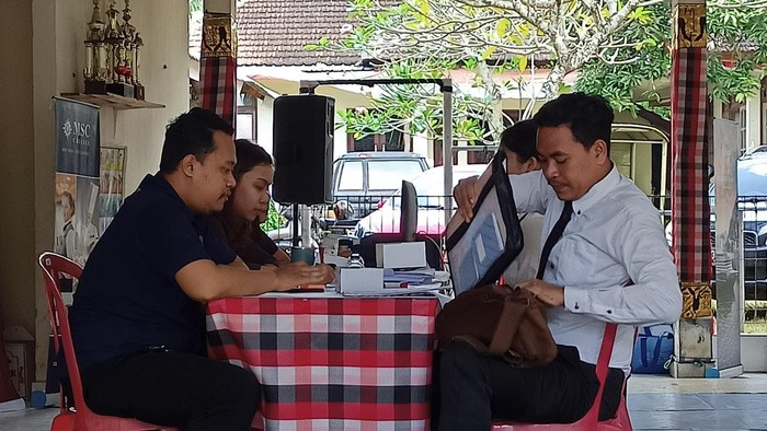 Suasana screening saat proses rekrutmen calon pekerja kapal pesiar dari salah satu perusahaan di Disnakertrans Tabanan pada Juli 2022 lalu. (chairul amri simabur/detikBali)