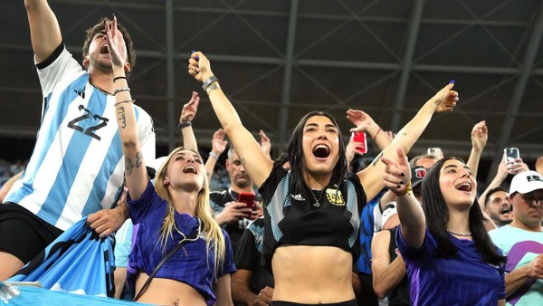 Suka Cita Suporter Argentina Usai Messi Cs Lolos 16 Besar Piala Dunia